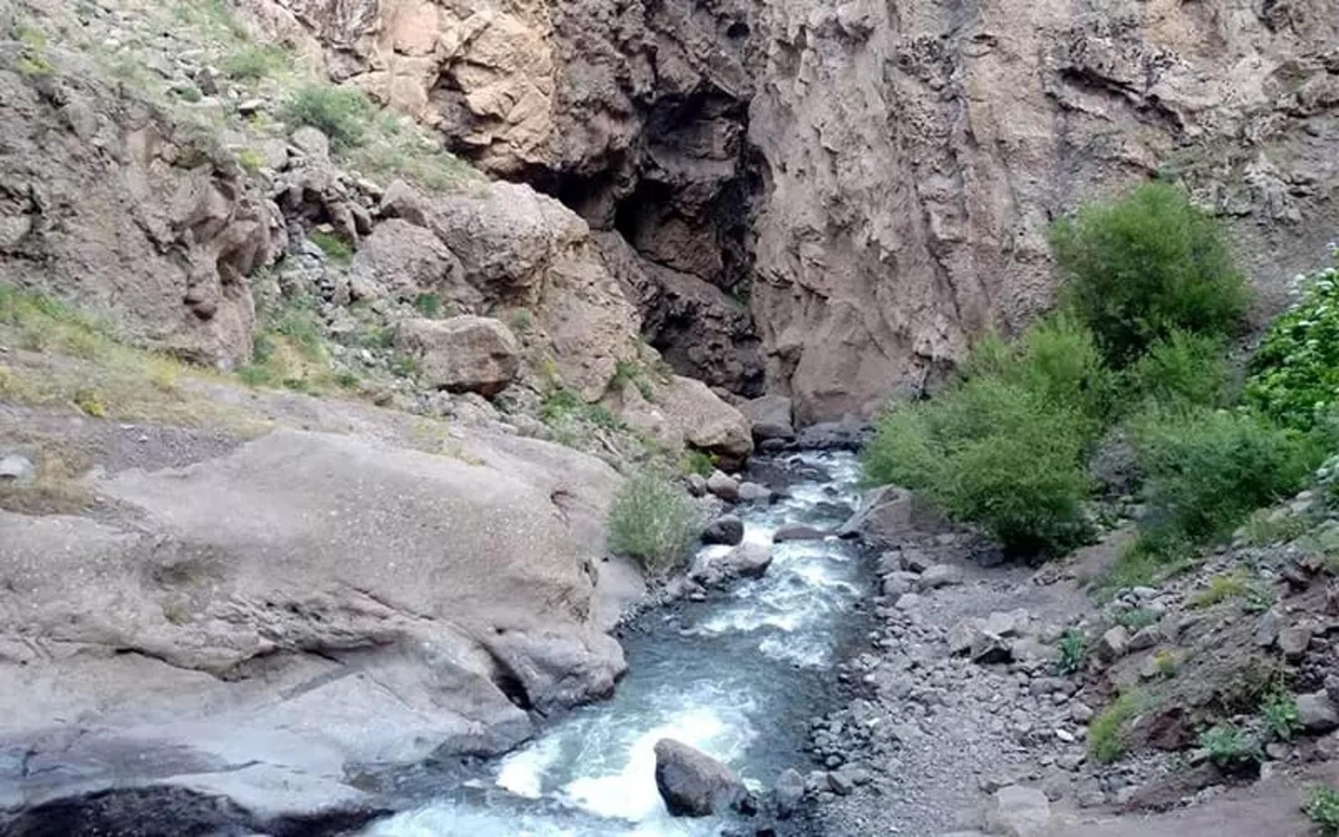 آبشار کرکبود میان صخره ها؛ عکس از گوگل مپ. عکاس: امید سهرابی