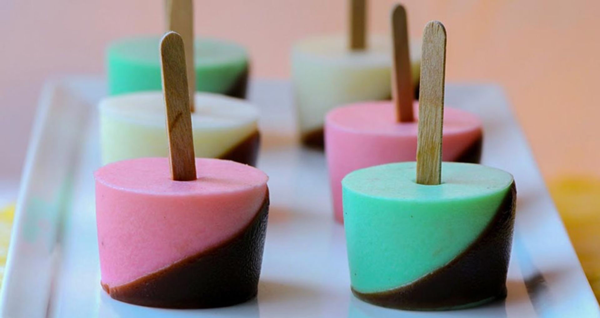 ژله بستنی رنگی با چوب بستنی؛ منبع عکس: وب سایت narmilashop.com؛ عکاس: نامشخص