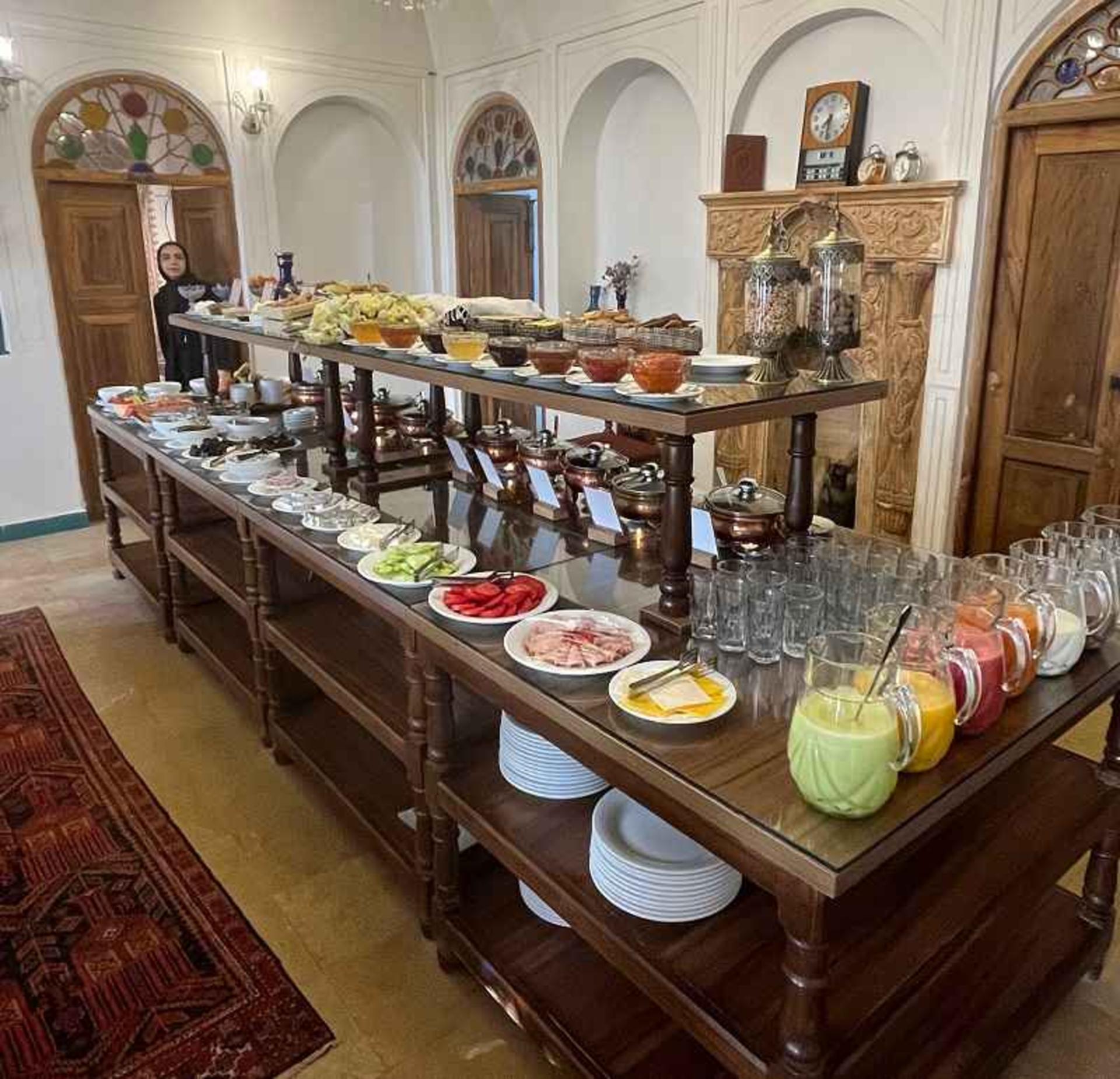میز صبحانه بوفه قصر منشی؛ منبع عکس: گوگل مپ؛ عکاس: GentleMard