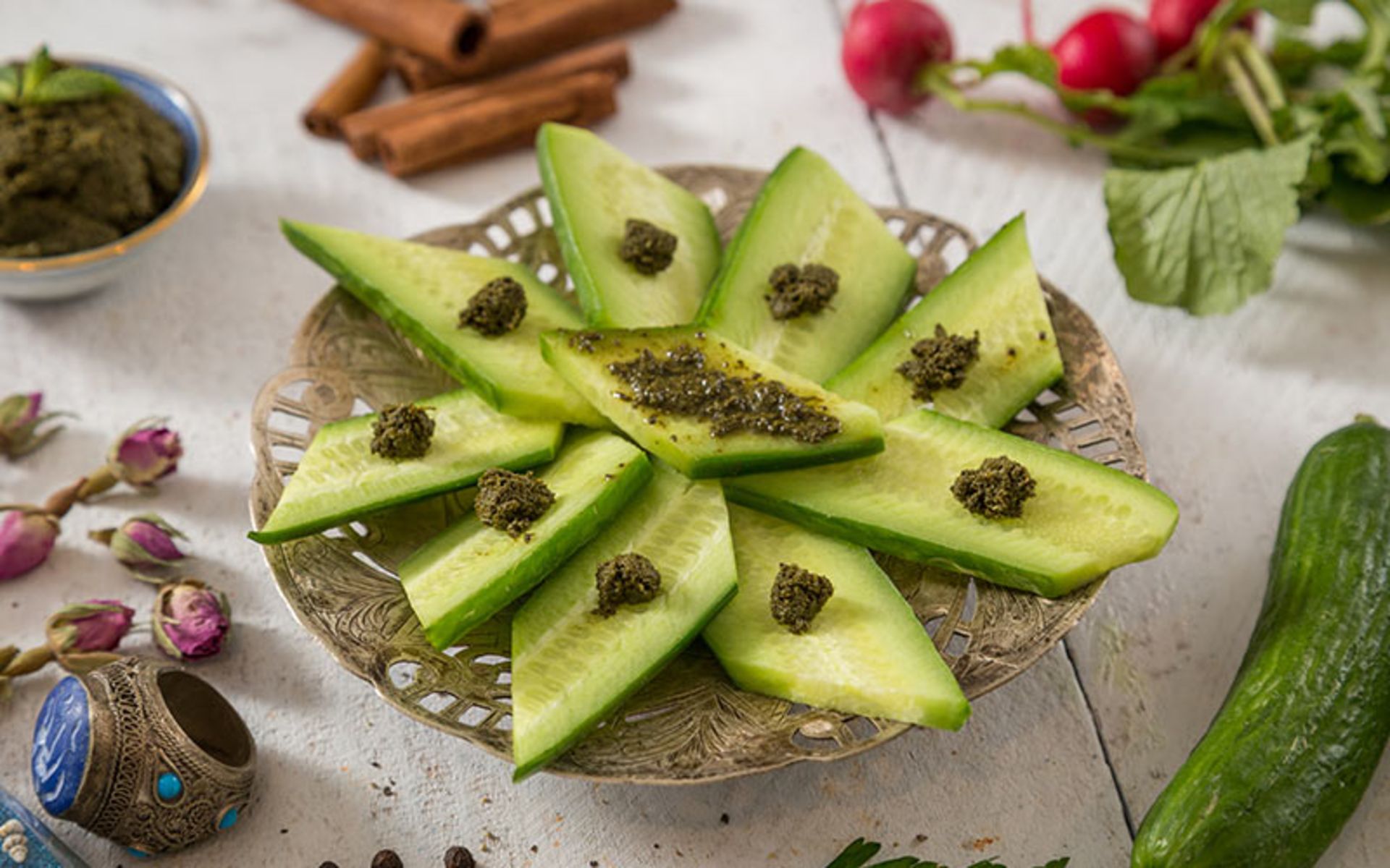 خیار و دلال گیلانی، منبع عکس: gilakifood.com، عکاس: Bobak Radbin Studio