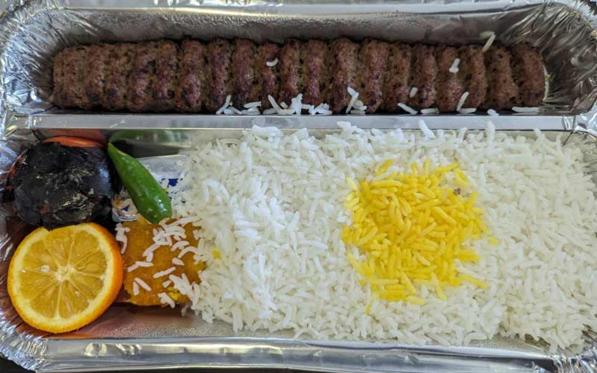 یک پرس غذا در کترینگ شبانه‌ روزی لئو، منبع عکس: گوگل مپ، عکاس:  Hadees
