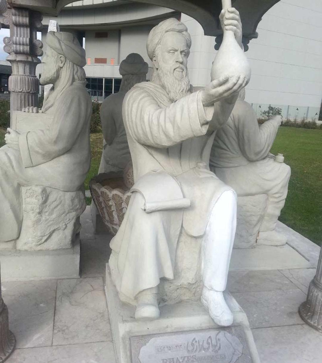 مجسمه زکریای رازی در وین