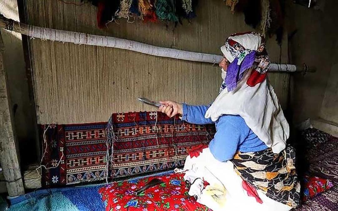 زن روستایی بافنده گلیم؛ منبع عکس: totikala؛ نام عکاس: نامشخص