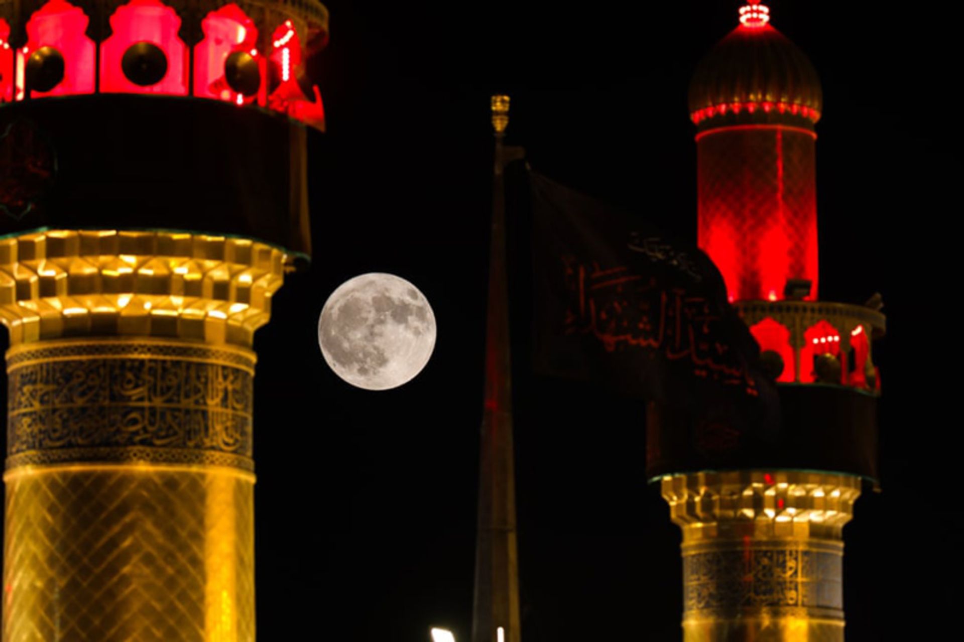 ابرماه آبی در نجف عراق، منبع عکس: گادرین، عکاس: 