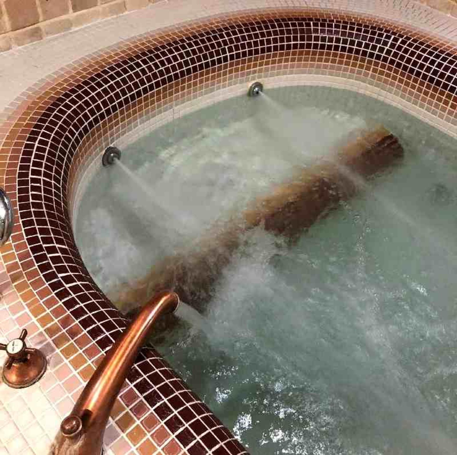 جکوزی در اتاق هتل صخره ای کندوان؛ منبع عکس: گوگل مپ؛ عکاس: فرهاد مرادی