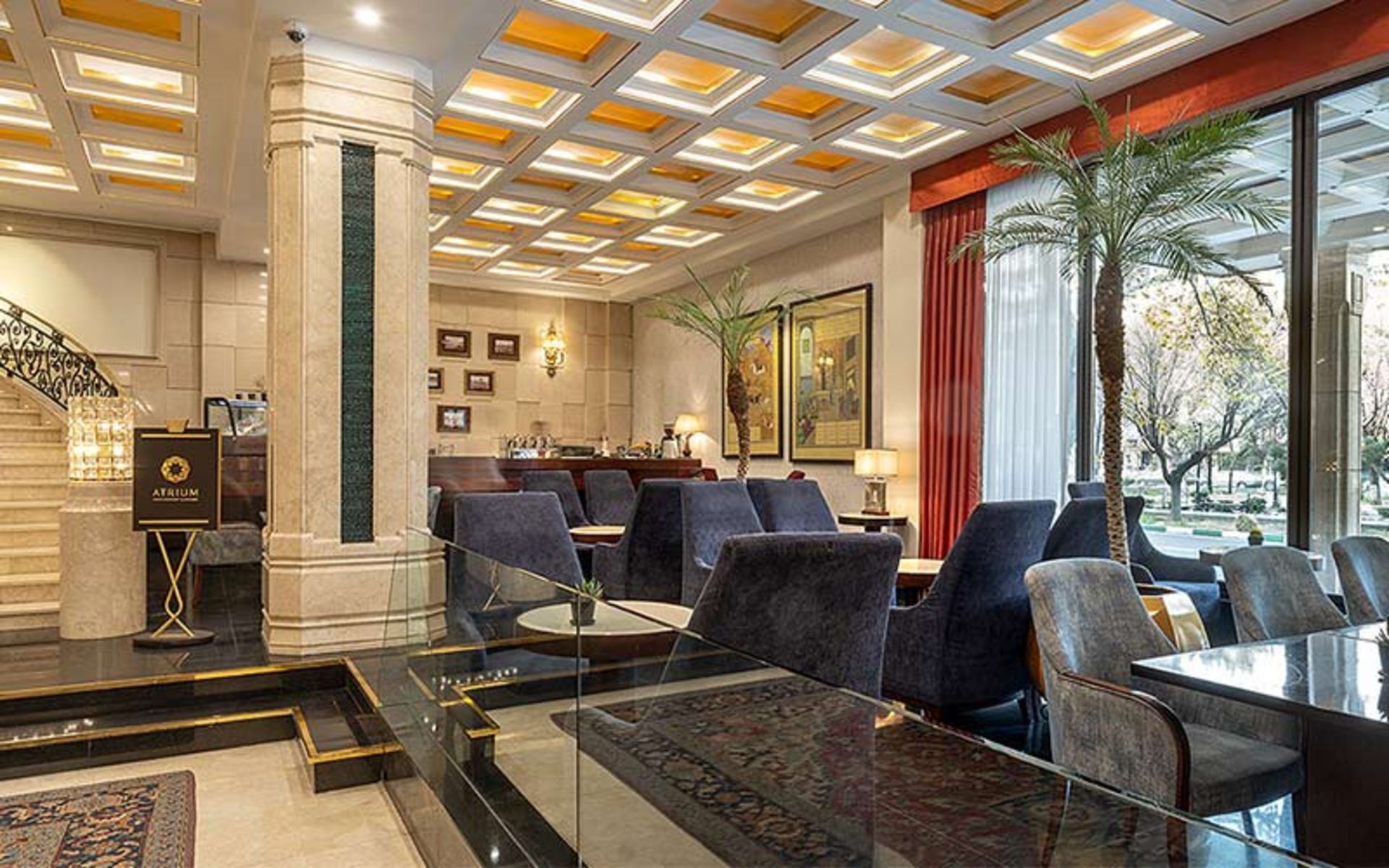 کافه آتریوم در هتل اسپیناس بلوار، منبع عکس: international.espinashotels.com، عکاس: نامشخص
