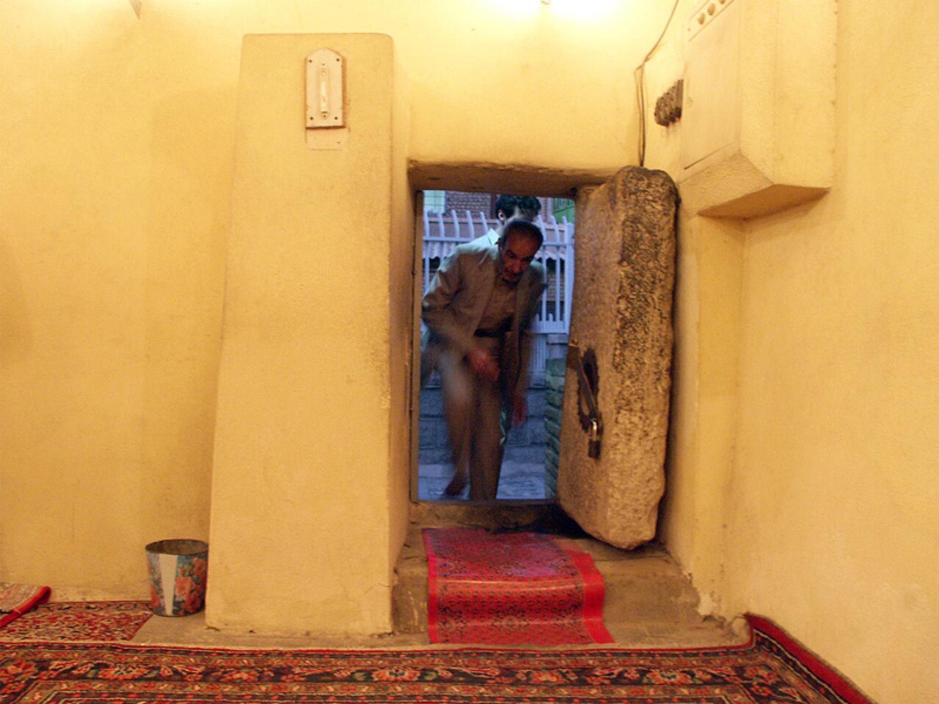 درب ورودی آرامگاه استر و مردخای؛ منبع عکس: wikimedia.org؛ عکاس: Giorgio Montersino