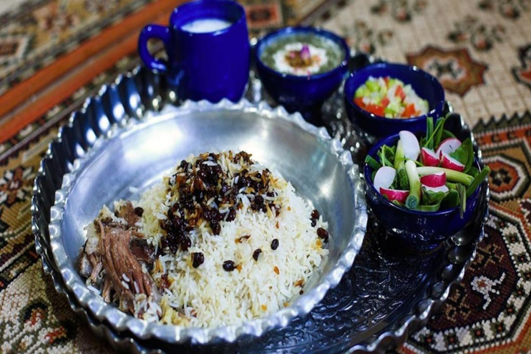 ته چین گوشت گرمساری با تزیین کشمش؛ منبع عکس: وب سایت blog.okcs.com؛ عکاس: نامشخص