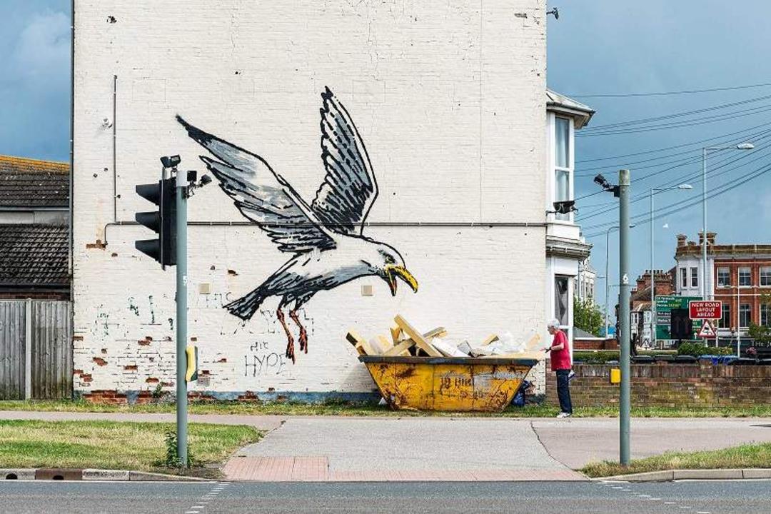 نقاشی دیواری عقاب؛ منبع عکس وب سایت Banksy.co.uk