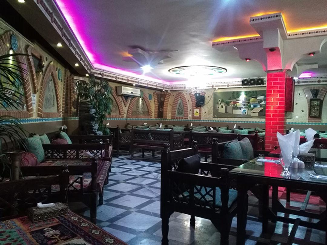 فضای داخلی سفره‌خانه گل یخ تهرانپارس؛ منبع عکس: گوگل مپ؛ عکاس: صادق فدایی