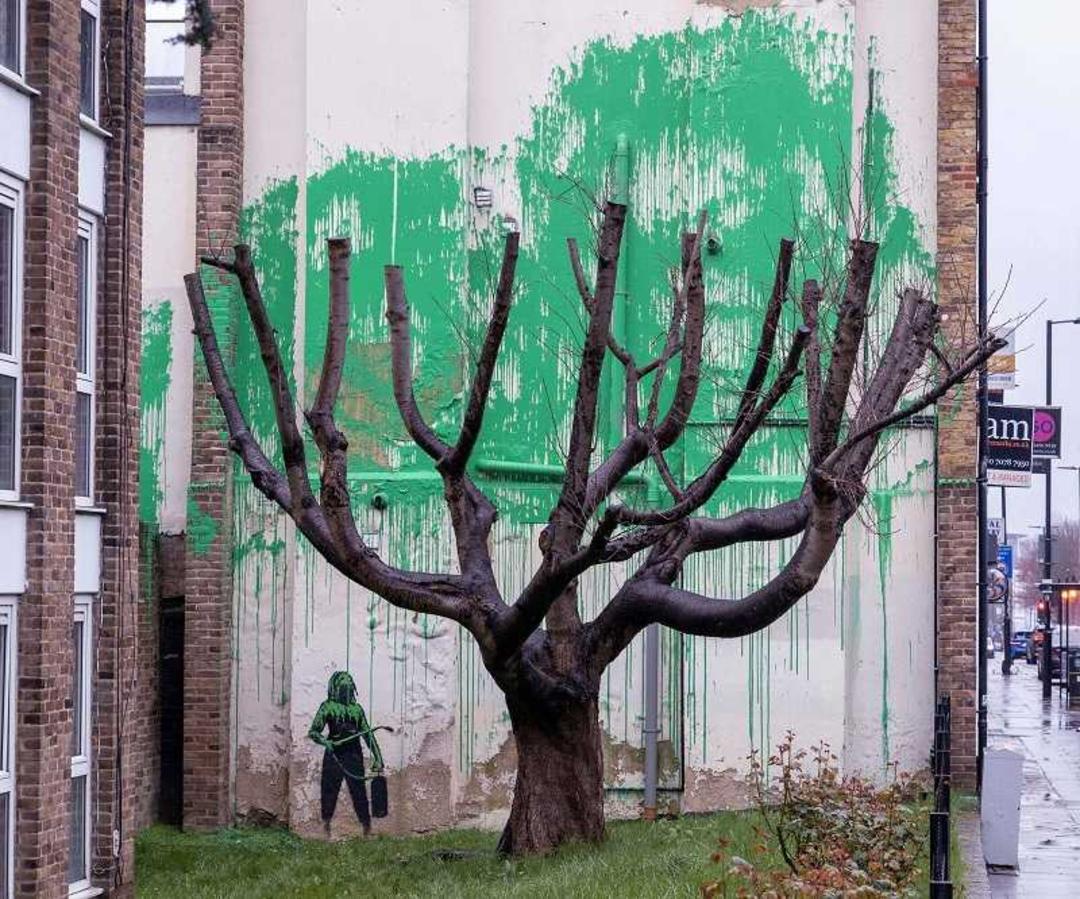 نقاشی دیواری پشت درخت؛ منبع عکس وب سایت Banksy.co.uk
