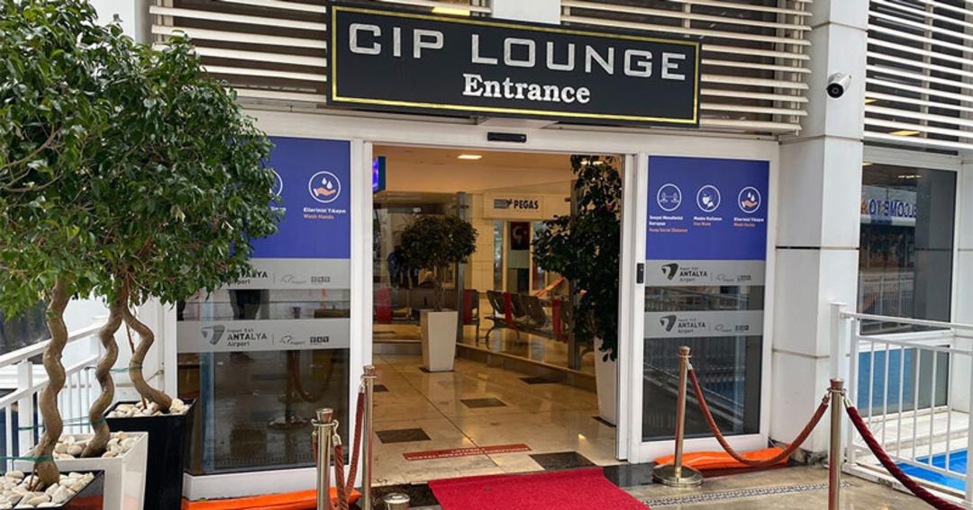 تابلوی ورودی لانژ cip فرودگاه؛ منبع عکس: 
