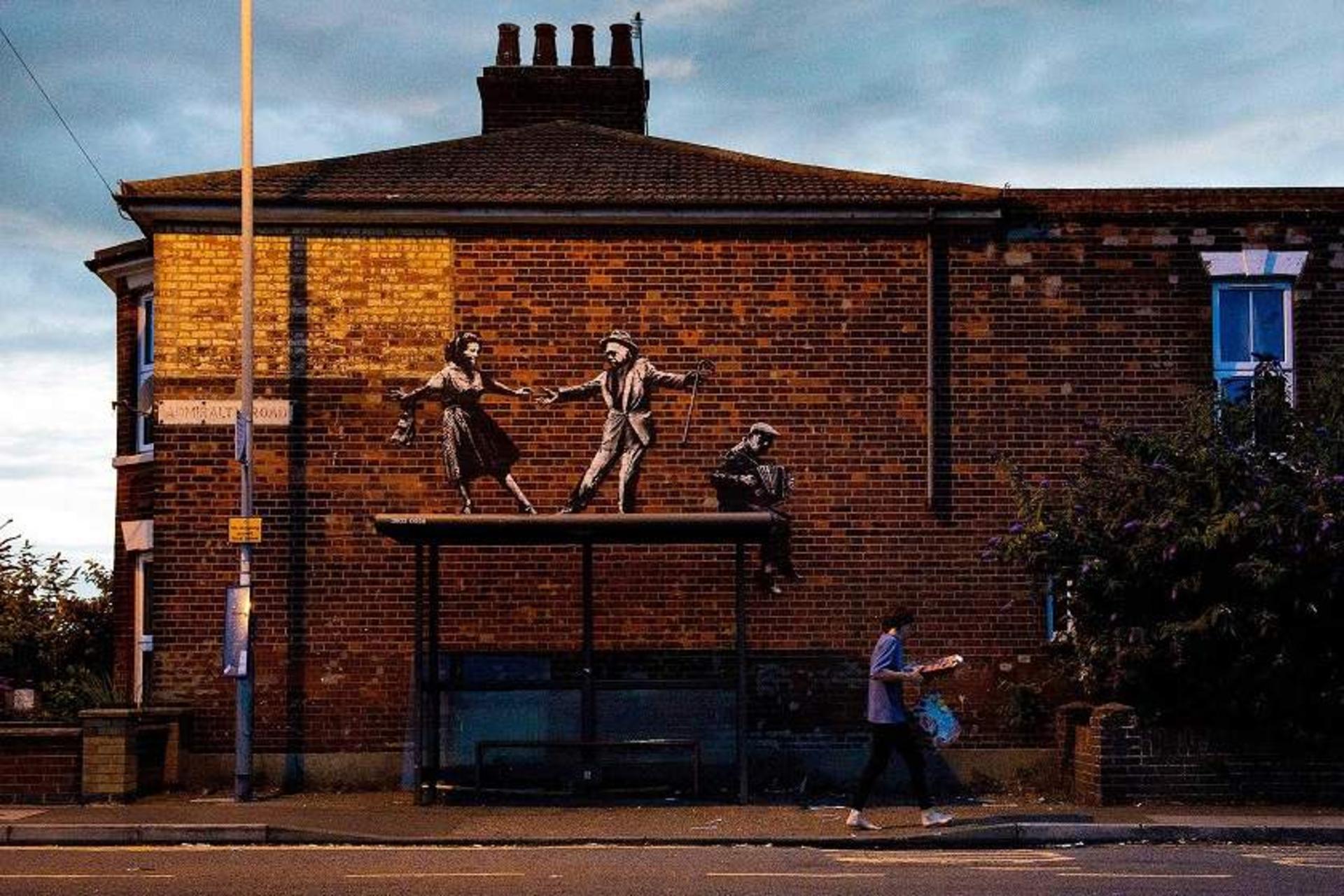 نقاشی دیواری مرد و زن و یک نوازنده؛ منبع عکس: وب سایت Banksy.co.uk