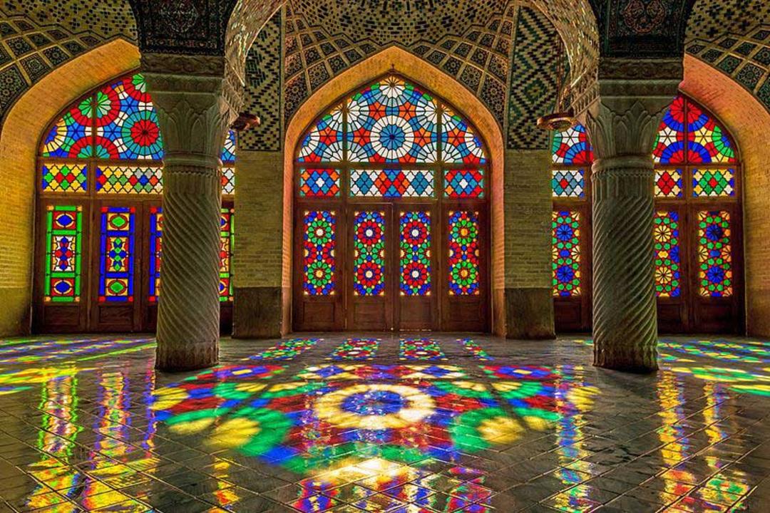 پنجره رنگی مسجد نصیرالملک شیراز. منبع ویکی مدیا، عکاس: 