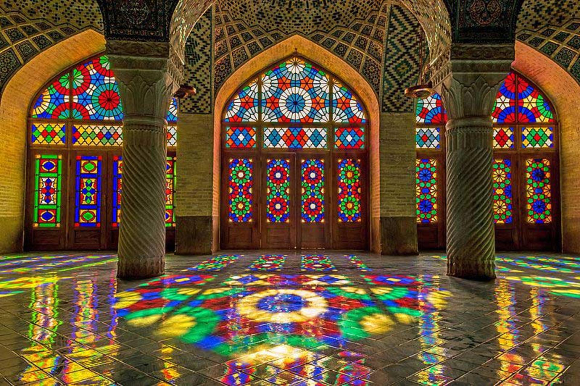 پنجره رنگی مسجد نصیرالملک شیراز. منبع ویکی مدیا، عکاس: 