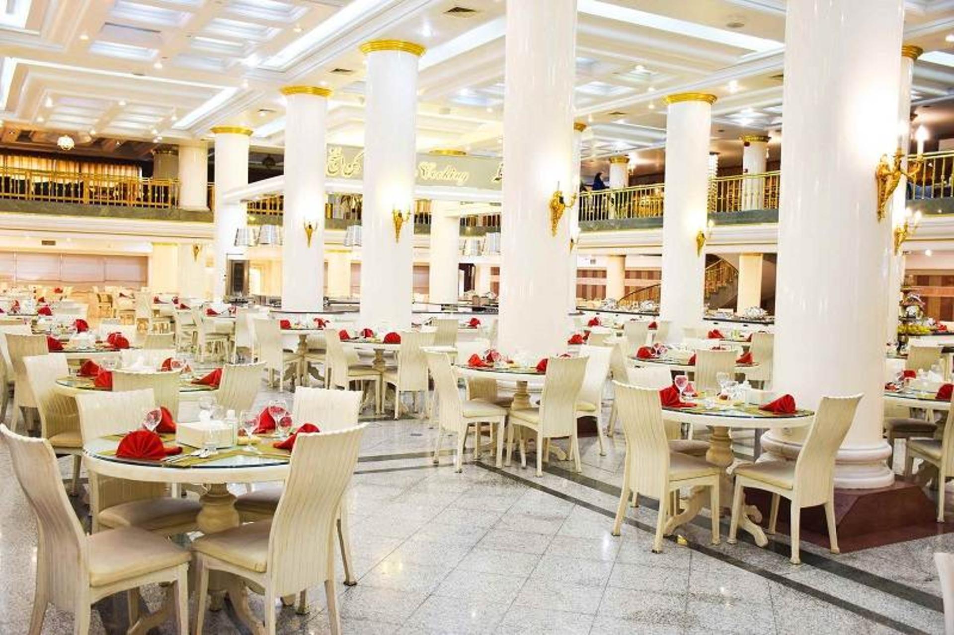 محیط  رستوران قصر در هتل بین المللی قصر مشهد؛ منبع عکس: وب سایت Hotelghasr.com. عکاس: نامشخص
