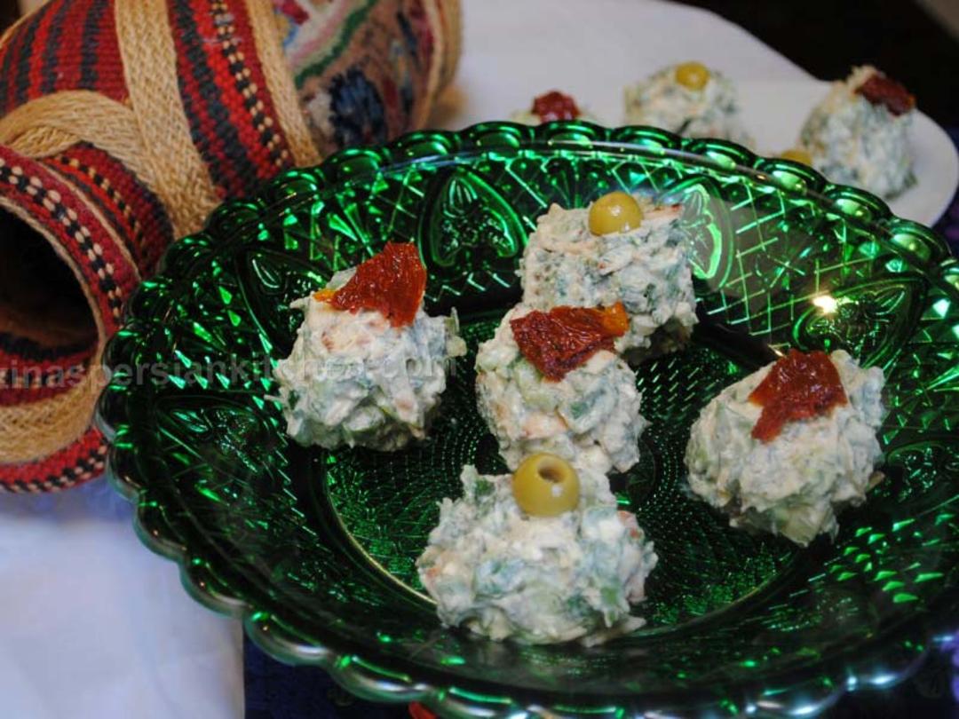 یک بشقاب دویماج قزوینی، منبع عکس: rozinaspersiankitchen.wordpress.com، عکاس: نامشخص