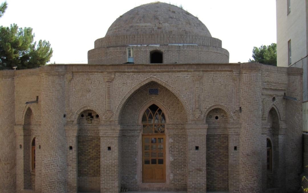 آرامگاه بقراط با نمایی آجری؛ عکس از سایت fa.wikipedia.org