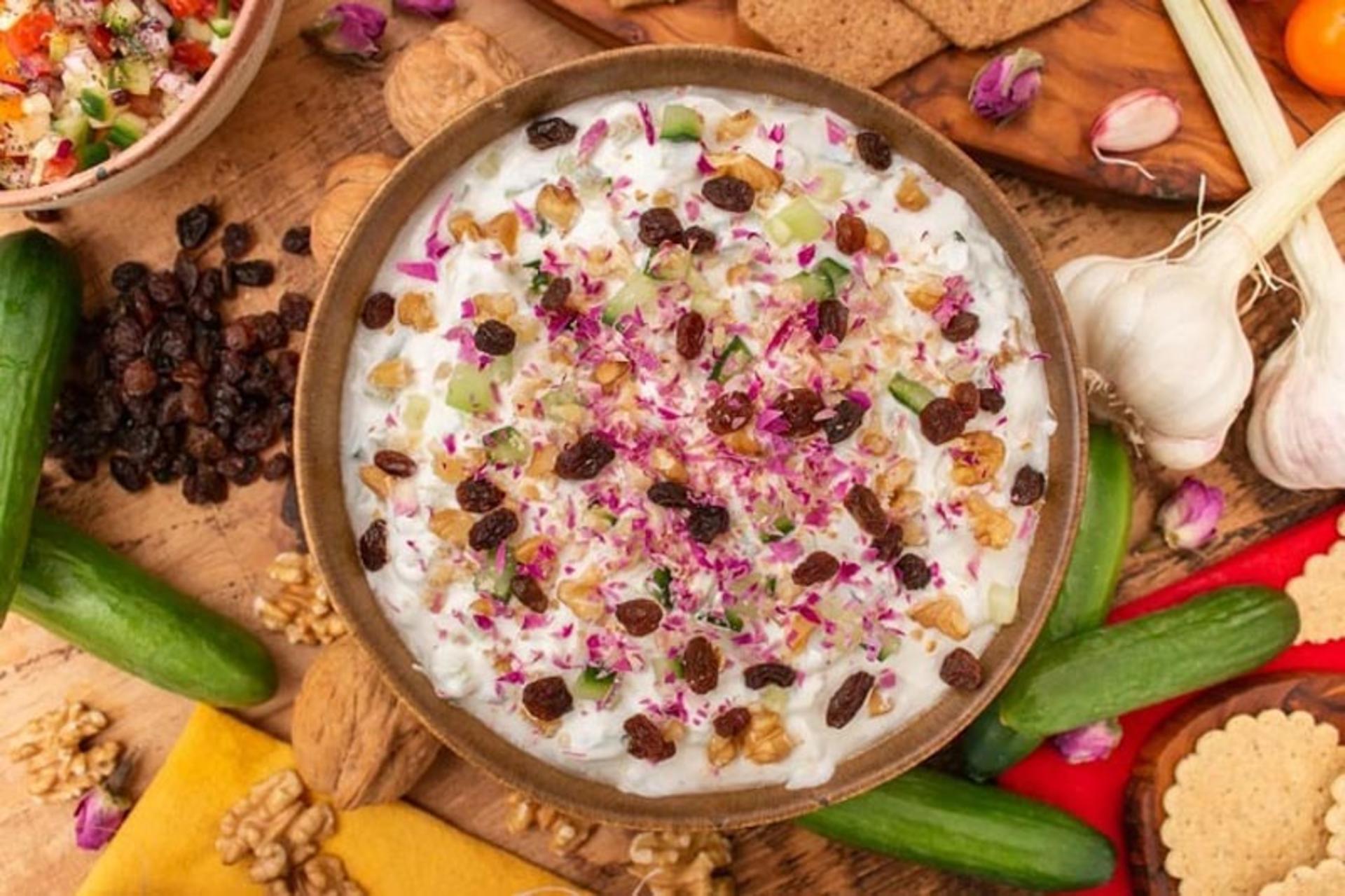 آب دوغ خیار با تزیین کشمش و گردو و گل محمدی؛ منبع عکس: وب سایت hk-spices.com؛ عکاس: نامشخص
