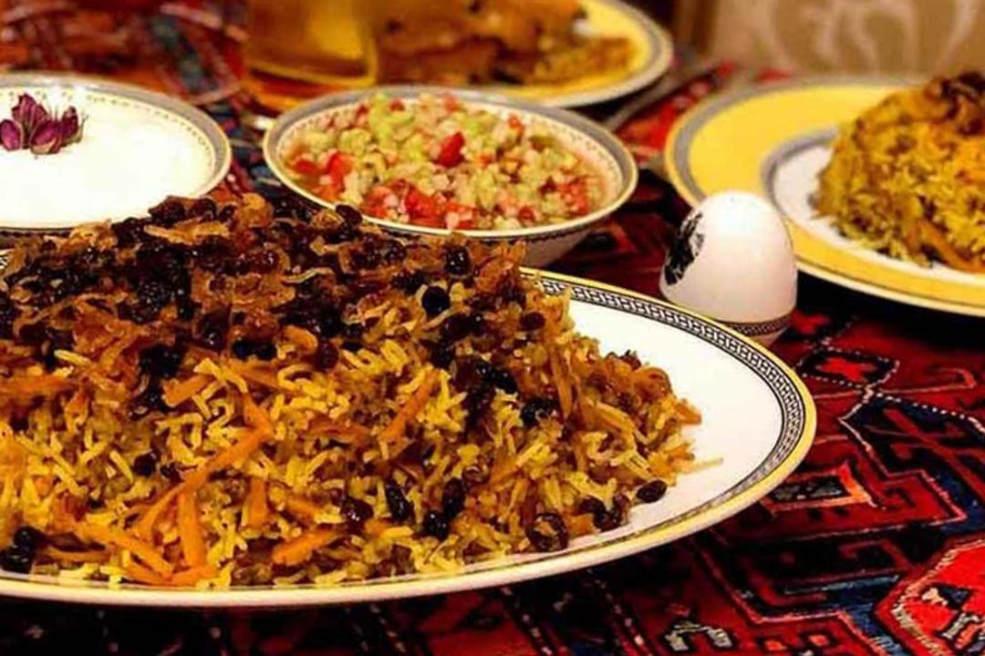 ماش پلو با هویج و سالاد شیرازی؛ منبع عکس: وب سایت mealscook.com؛ عکاس: نامشخص