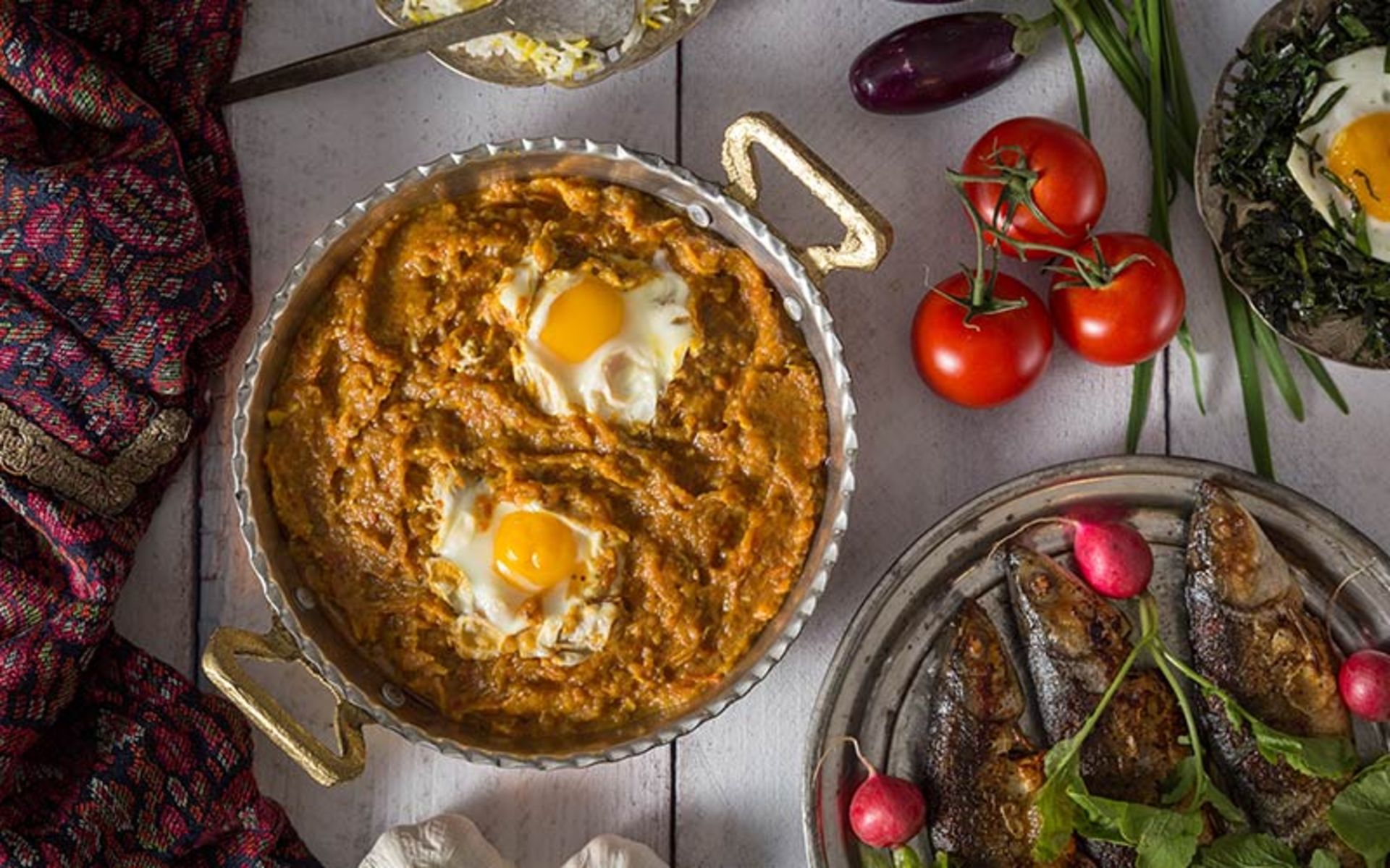 غذای گیلانی در ظرف سنتی، منبع عکس: gilakifood.com، عکاس: Bobak Radbin Studio