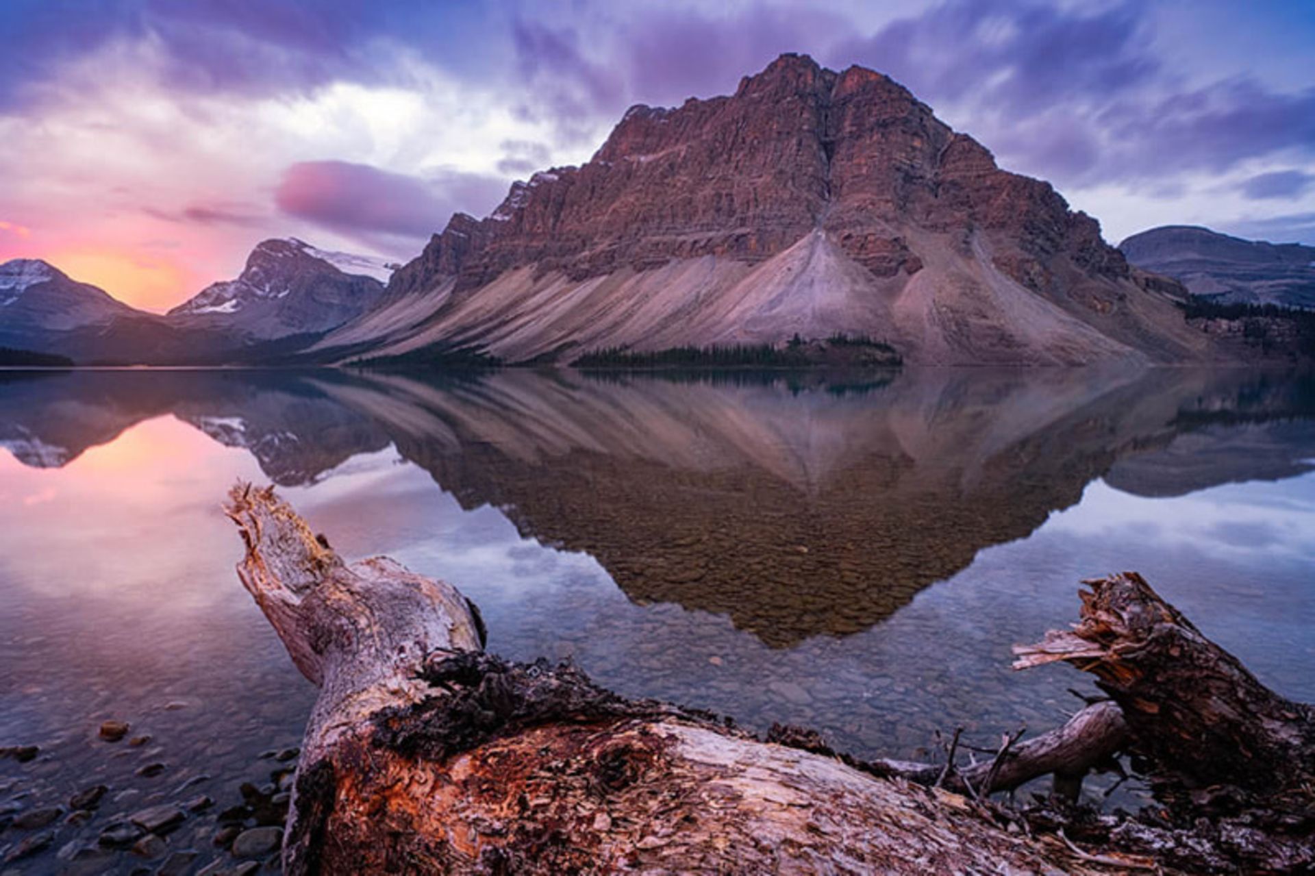 منظره کوهستان در سپیده دم