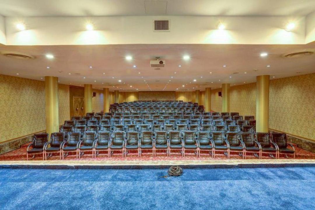 سالن همایش هتل هما یک؛ منبع عکس: وب سایت Seeiran.ir. عکاس: نامشخص