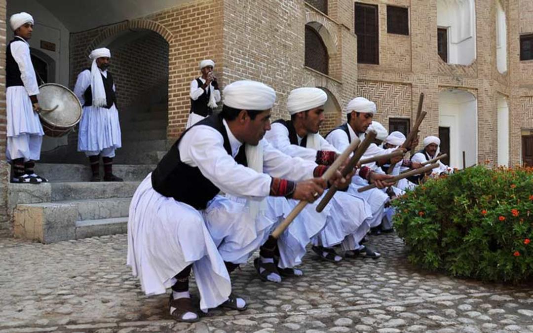 رقص سنتی مردان خراسانی، منبع عکس: visitiran.ir، عکاس: نامشخص