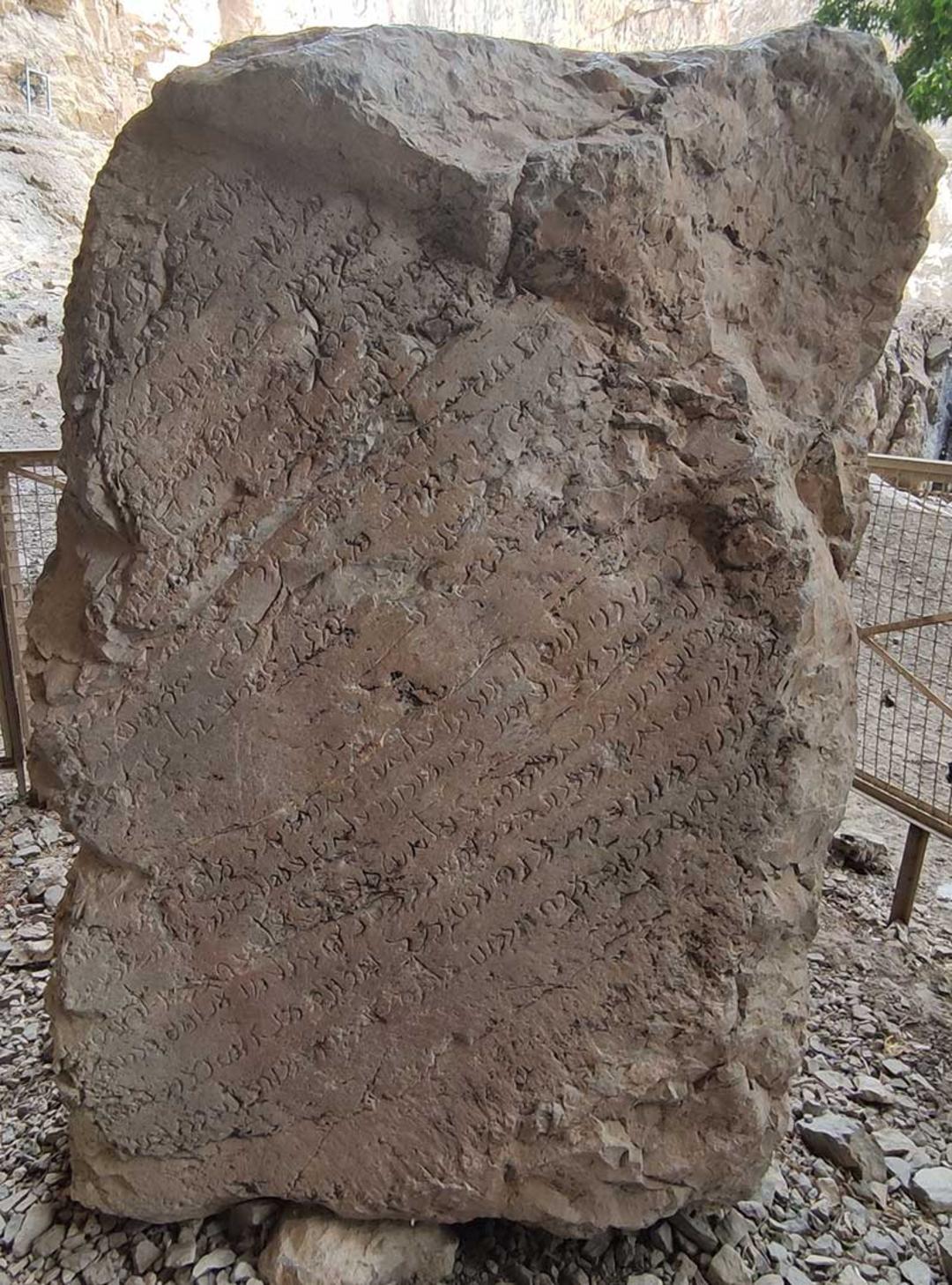 سنگ نبشته تنگ براق؛ منبع عکس: گوگل مپ؛ عکاس: امیر عباباف