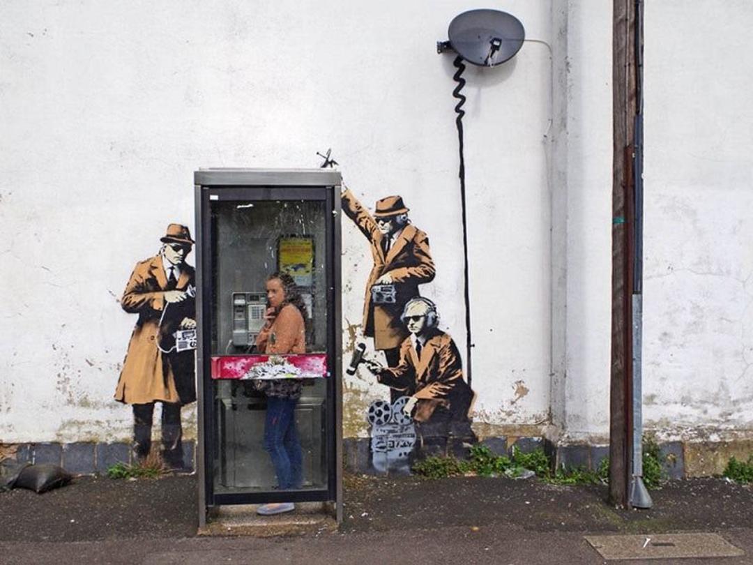 نقاشی های جالب دیواری کنار باجه تلفن؛ منبع عکس: وب سایت Banksy.co.uk