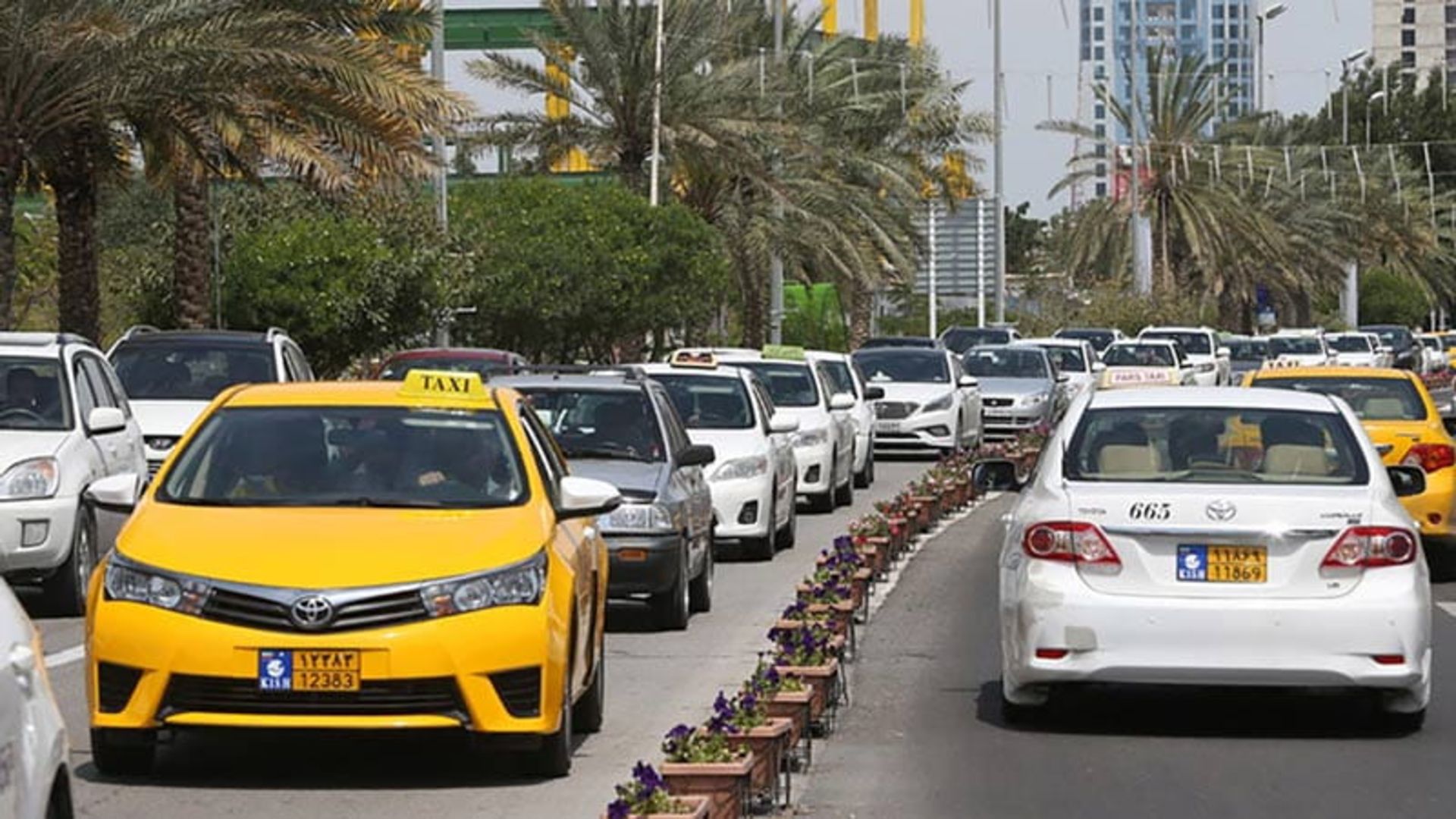 تاکسی در خیابان های کیش، منبع عکس: خبرگزاری رکنا، عکاس: نامشخص