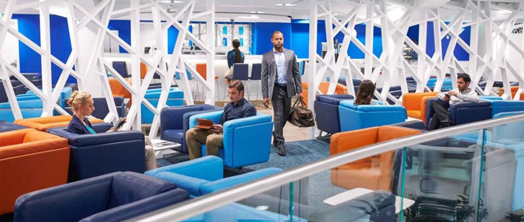 مسافران در بیزینس لانژ فرودگاه؛ منبع عکس: Fly