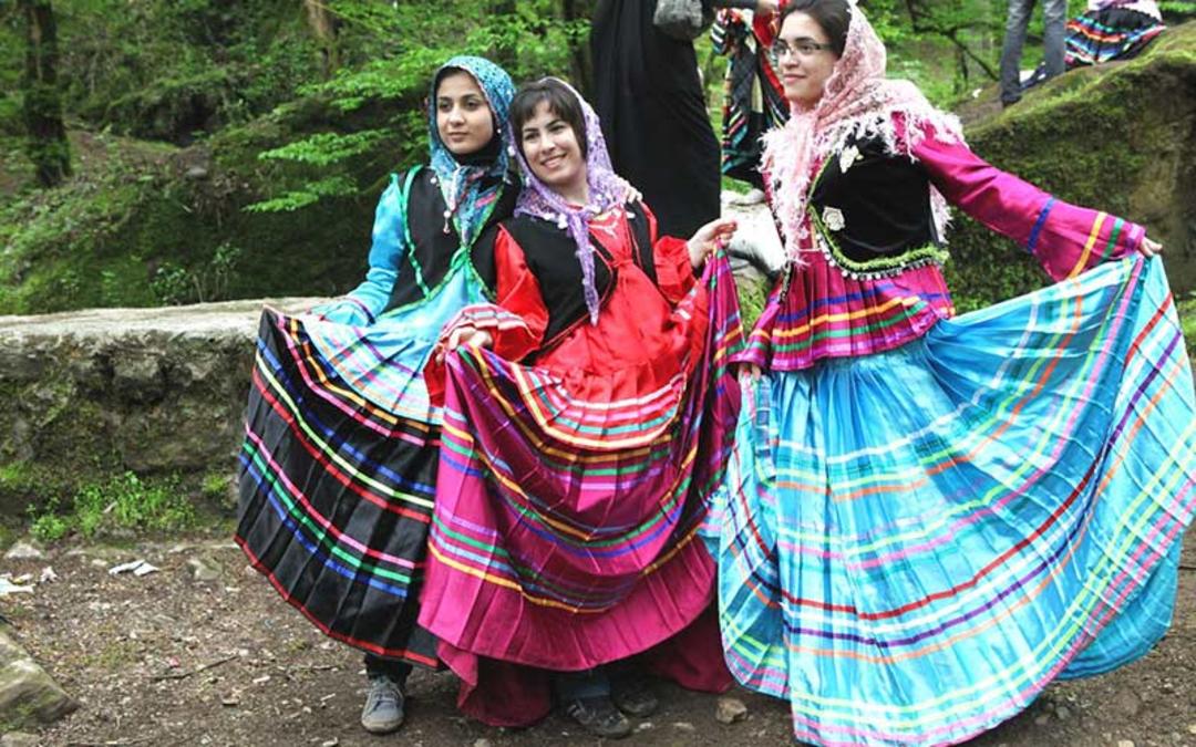 دختران با لباس سنتی گیلانی، منبع عکس: flickr.com، عکاس: 