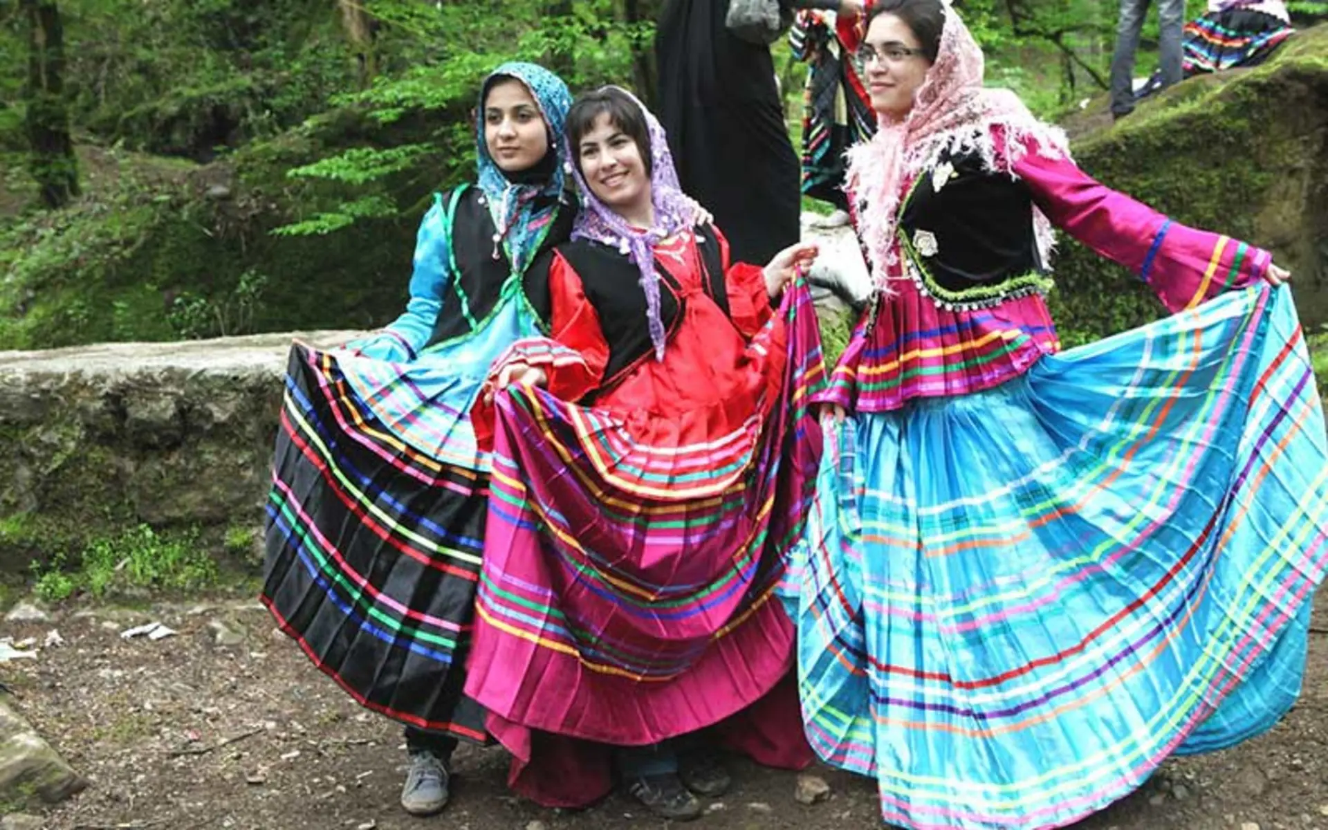 دختران با لباس سنتی گیلانی، منبع عکس: flickr.com، عکاس: 
