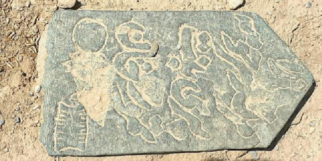 سنگ مزار محرابی با حجاری شانه و دایره در قبرستان عاشقان؛ منبع عکس: نقشه و مسیریاب بلد؛ عکاس: نامشخص