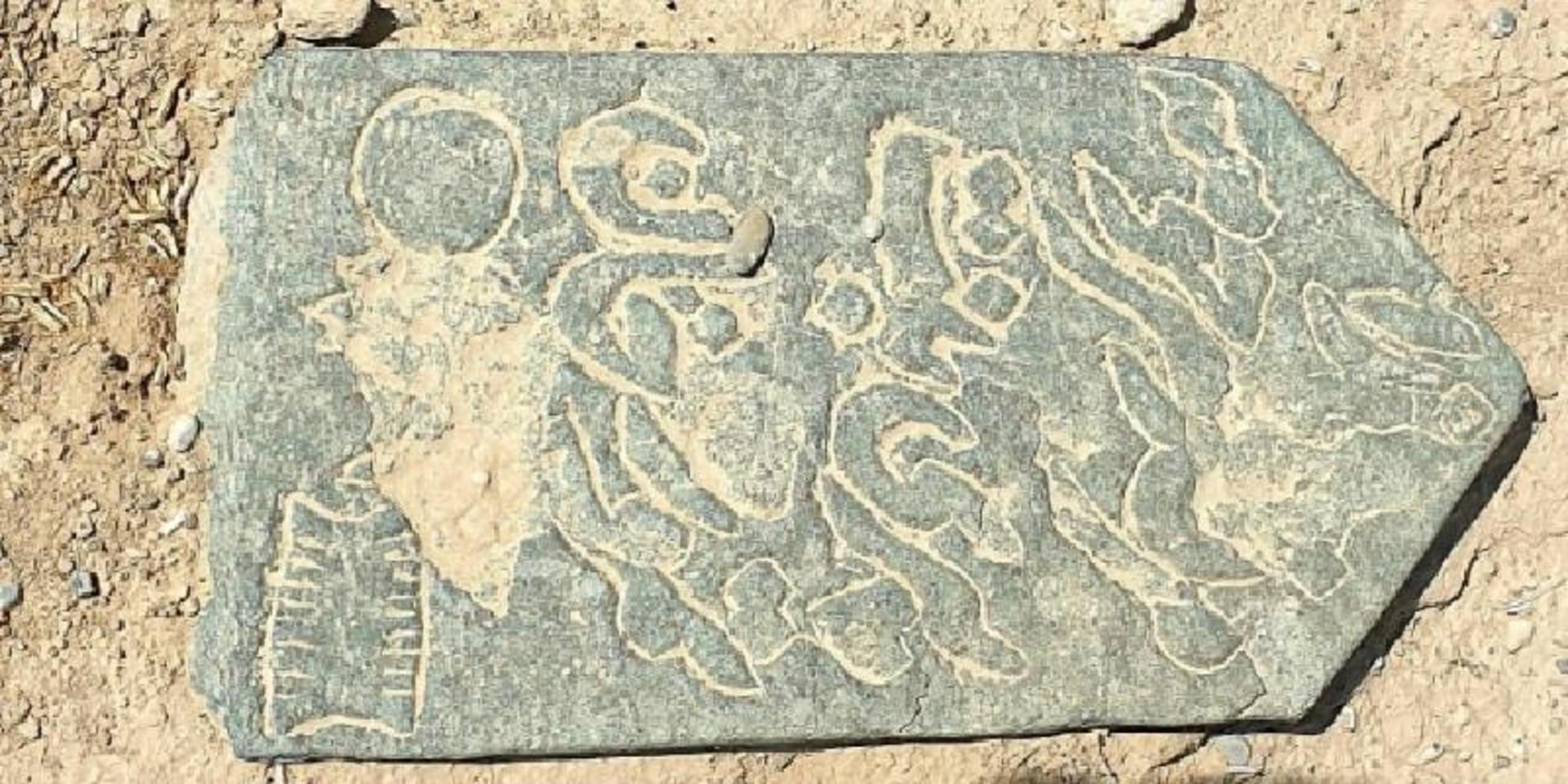 سنگ مزار محرابی با حجاری شانه و دایره در قبرستان عاشقان؛ منبع عکس: نقشه و مسیریاب بلد؛ عکاس: نامشخص