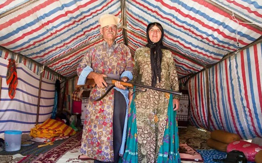 زوج قشقایی در چادر عشایری، منبع عکس: bbc.com، عکاس: Pascal Mannaerts