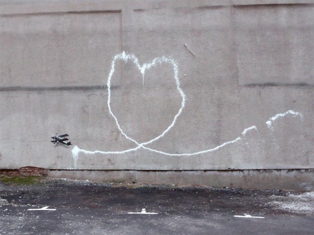 نقاشی دیواری هواپیما در امتداد قلبی قدیمی؛ منبع عکس وب سایت Banksy.co.uk