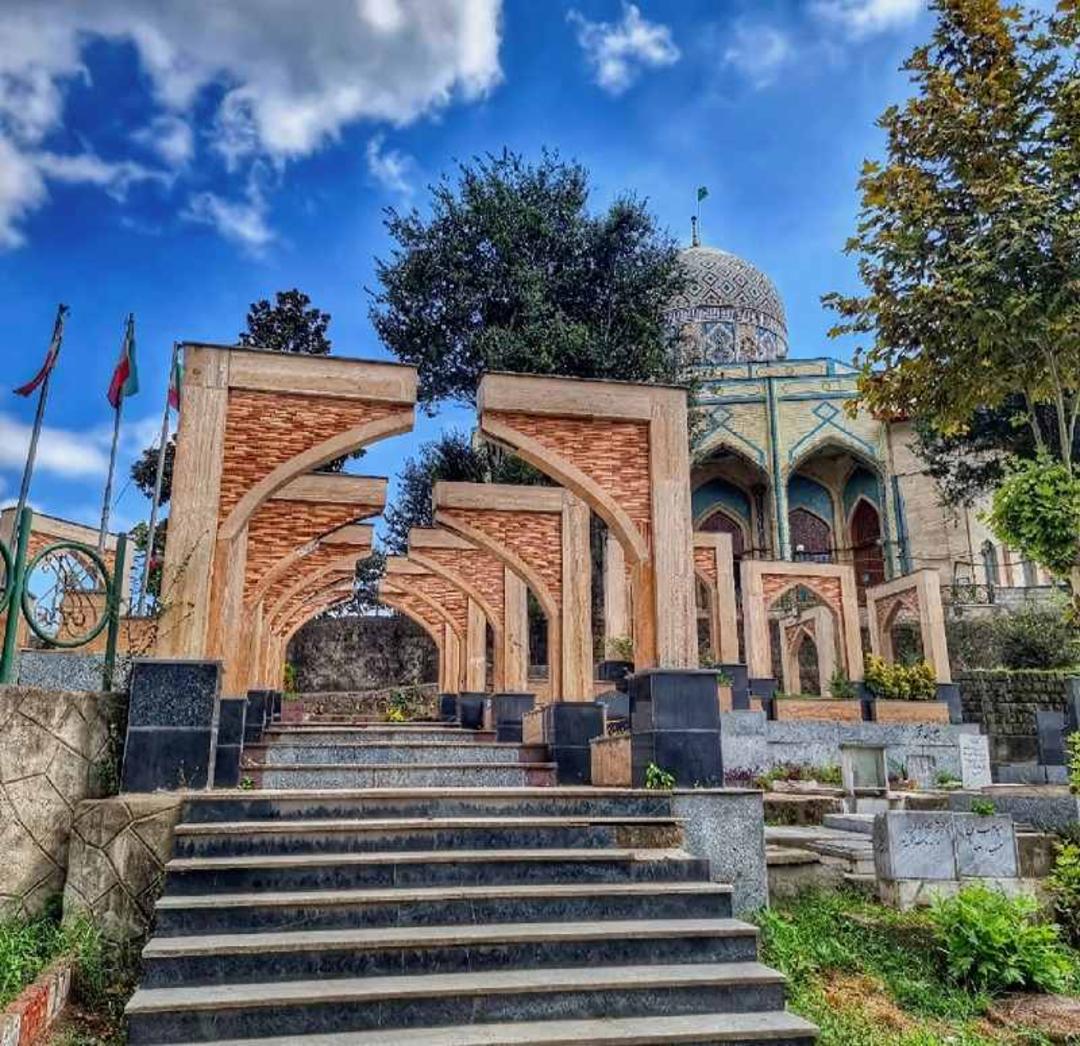 محوطه بیرونی امامزاده هاشم؛ منبع عکس گوگل مپ. عکاس Amir Hoseini