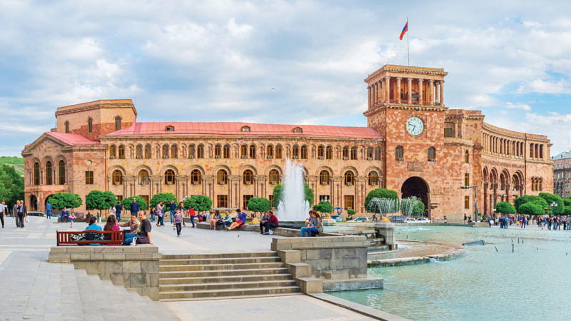 گردشگران در میدان جمهوری ارمنستان، منبع عکسک سایت Armenia Tours، عکاس: نامشخص