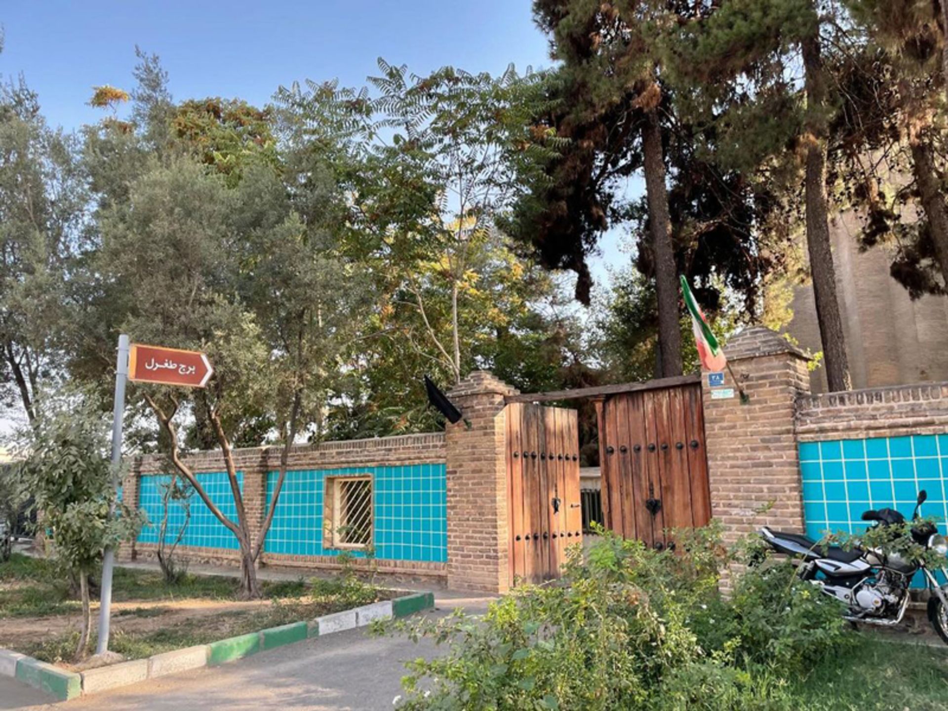 رنگ دیوار برج طغرل