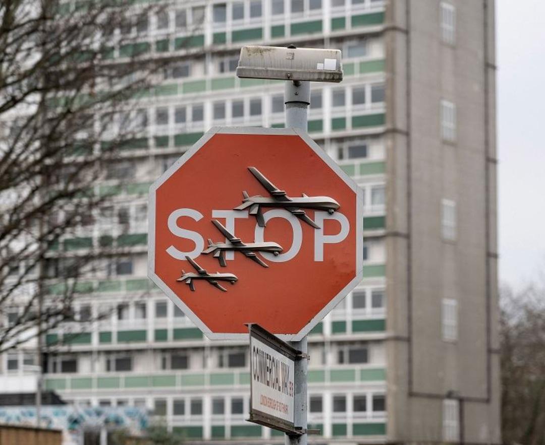هواپیماهای روی تابلوی استپ؛ منبع عکس: وب سایت Banksy.co.uk