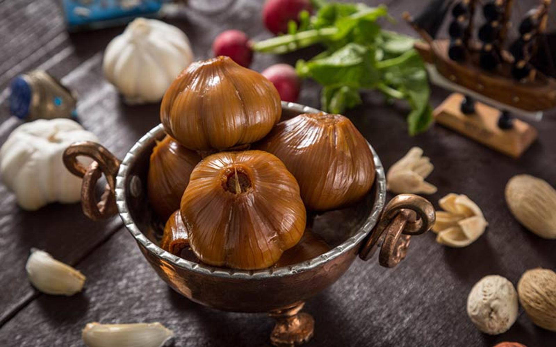 سیر ترشی گیلانی، منبع عکس: gilakifood.com، عکاس: Bobak Radbin Studio