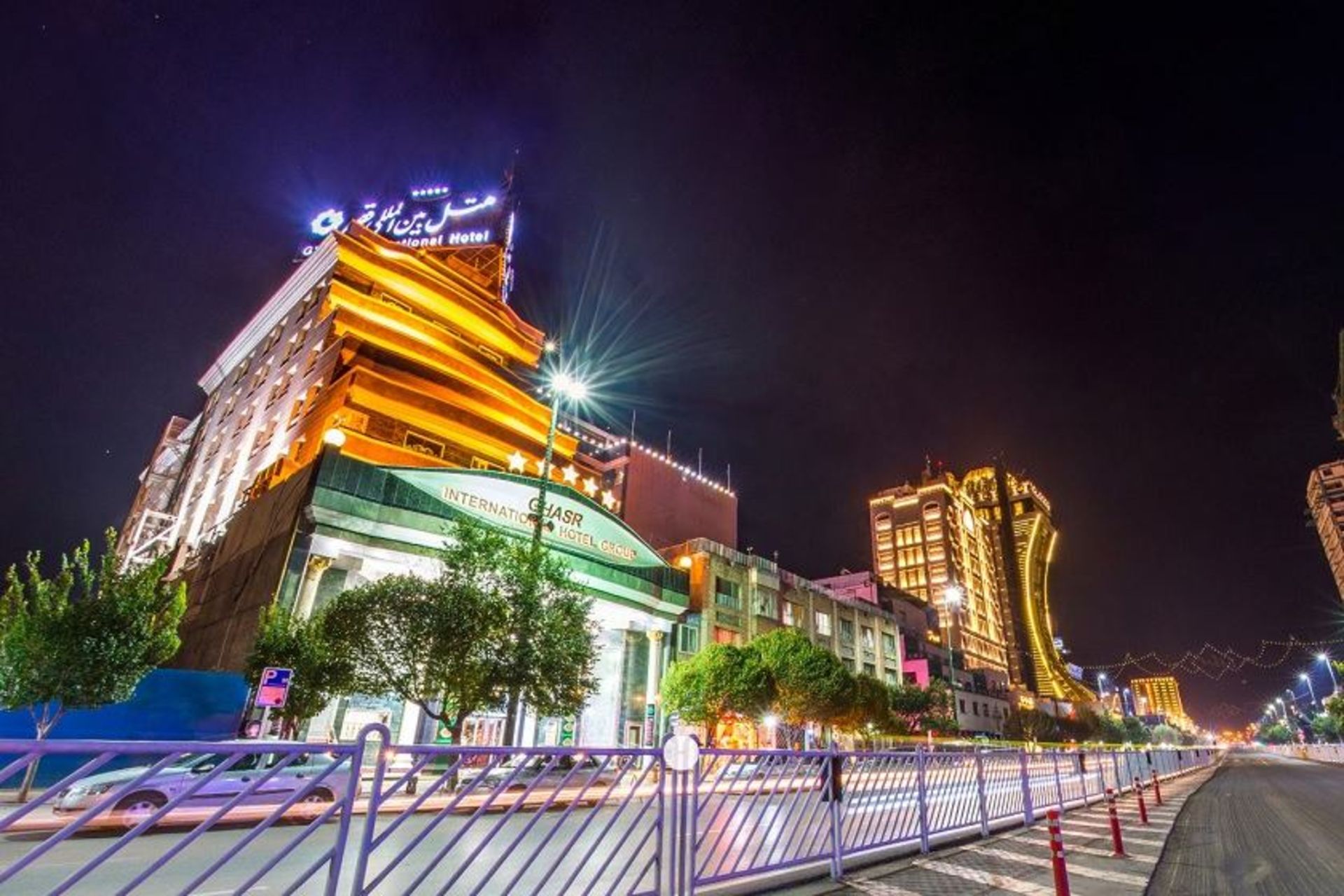 نمای بیرونی هتل بین المللی قصر مشهد؛ منبع عکس: وب سایت Hotelghasr.com. عکاس: نامشخص
