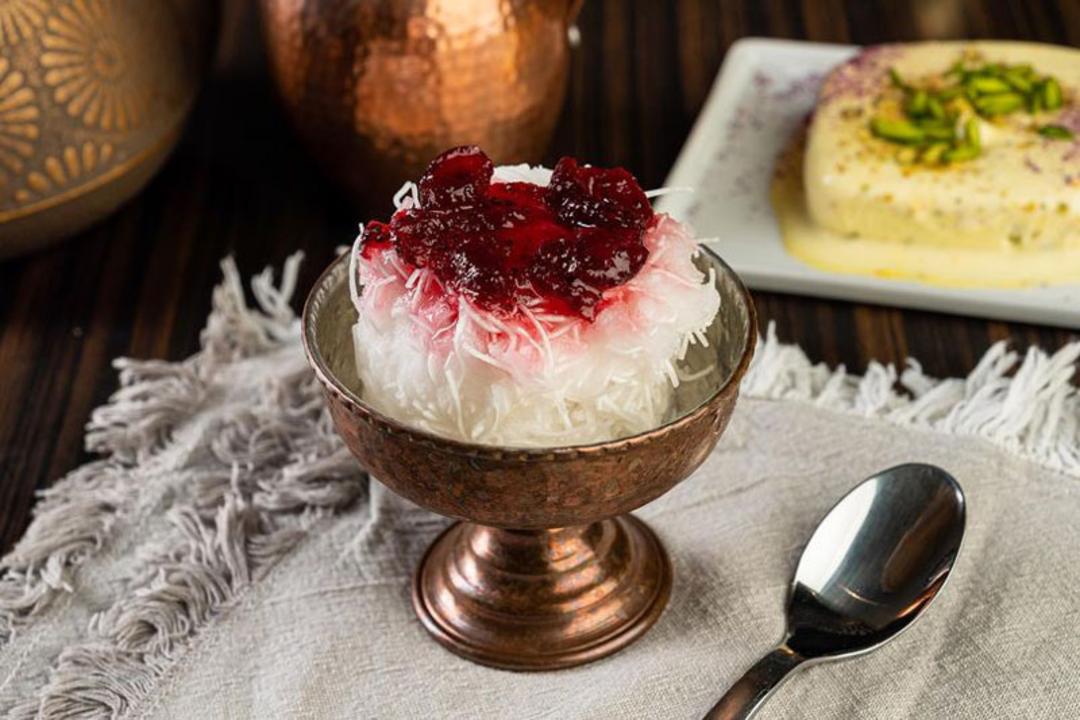 فالوده سنتی با شربت آلبالو در ظرف مسی؛ منبع عکس: فیسبوک Herby Restaurant؛ عکاس: نامشخص