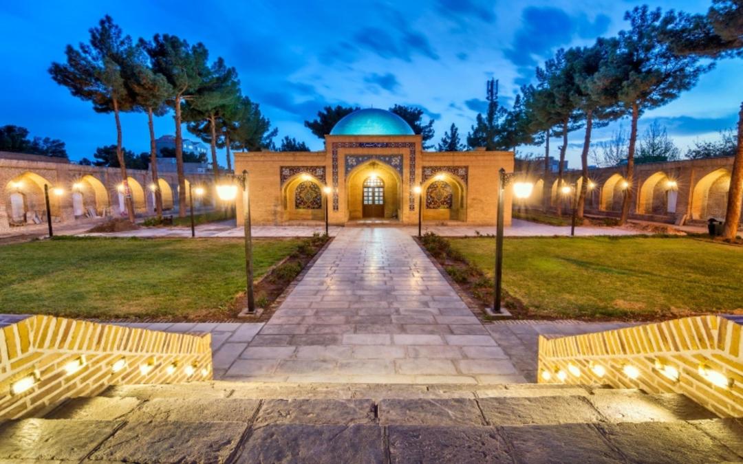 آرامگاه ملاهادی سبزواری در شب؛ منبع عکس: سایت neshan.org. عکاس:  نامشخص