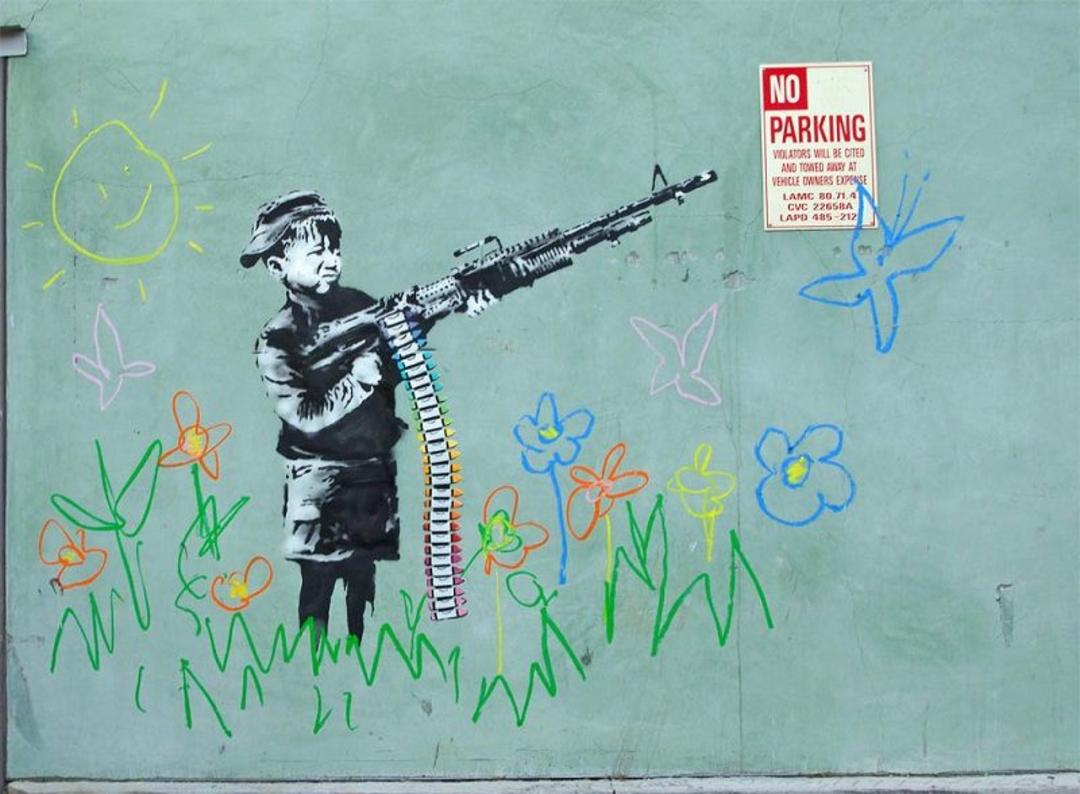 نقاشی دیواری پسربچه با اسلحه کنار توقف ممنوع اثر بنکسی؛ منبع عکس وب سایت Banksy.co.uk