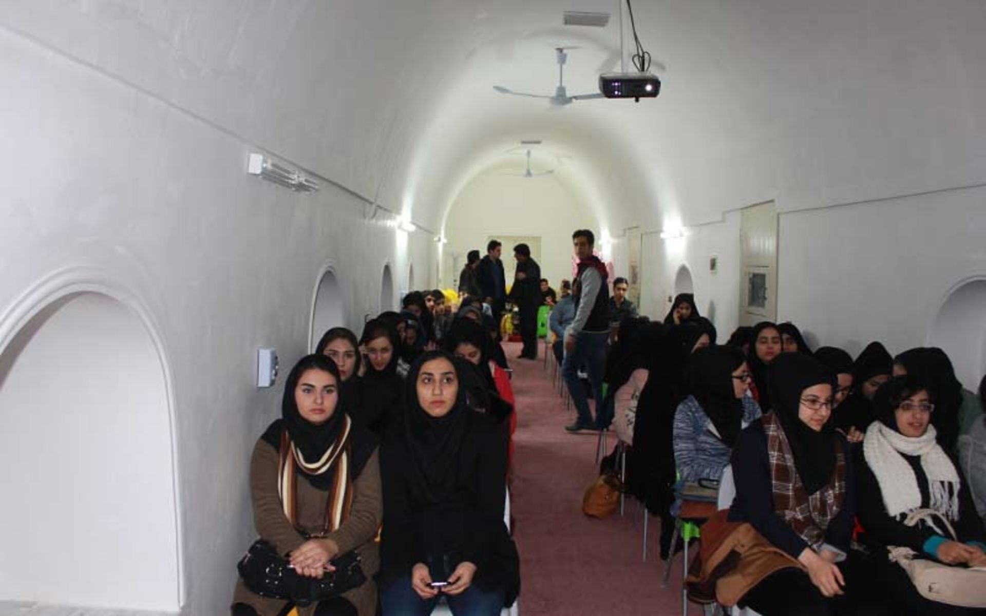 گردشگران در پایگاه علوم و ستاره شناسی ورکیان، منبع عکس: گوگل مپ، عکاس: A- Alemi