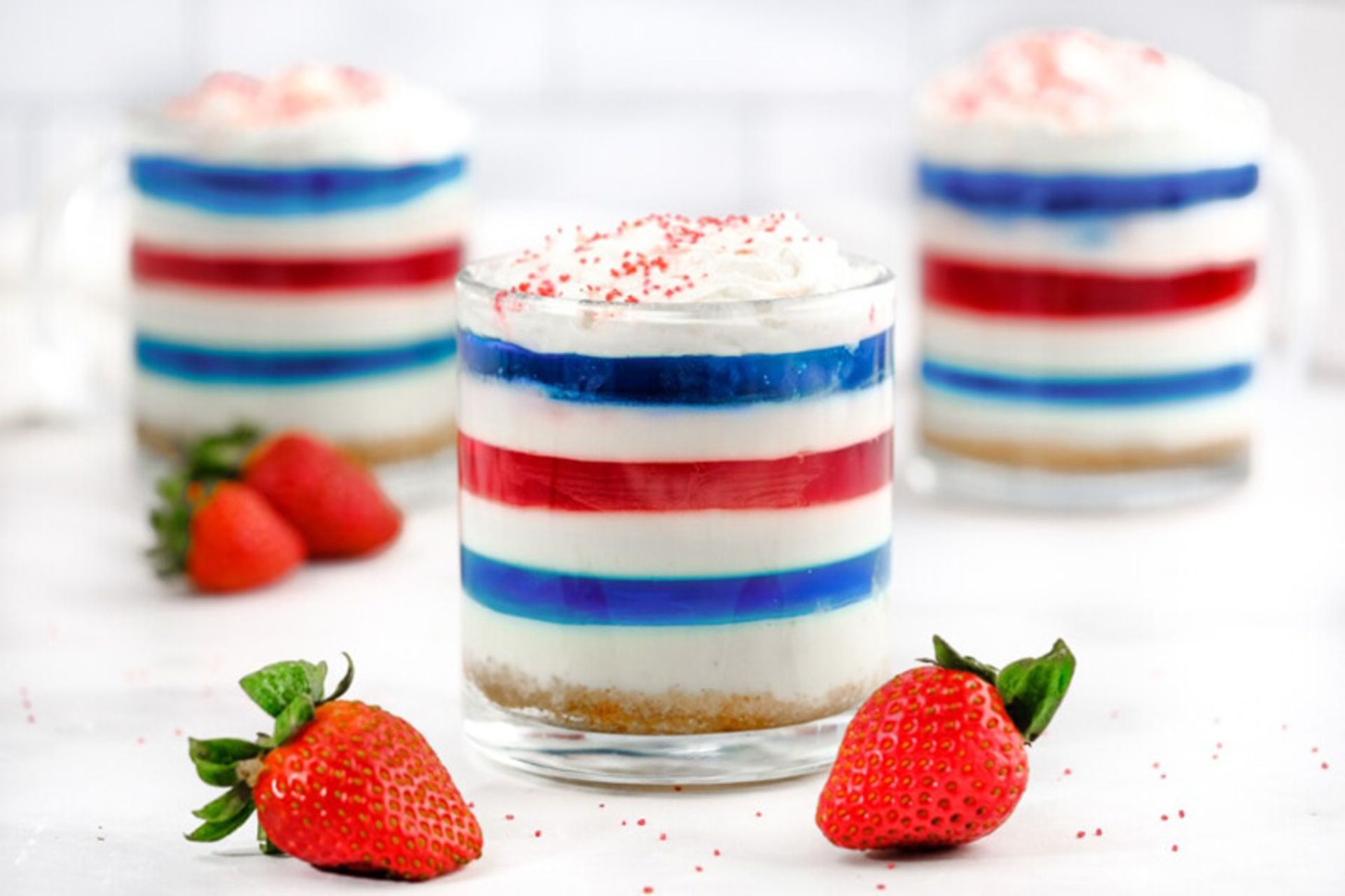 ژله بستنی با لایه های رنگی آبی و قرمز؛ منبع عکس: وب سایت kitchendivas.com؛ عکاس: نامشخص