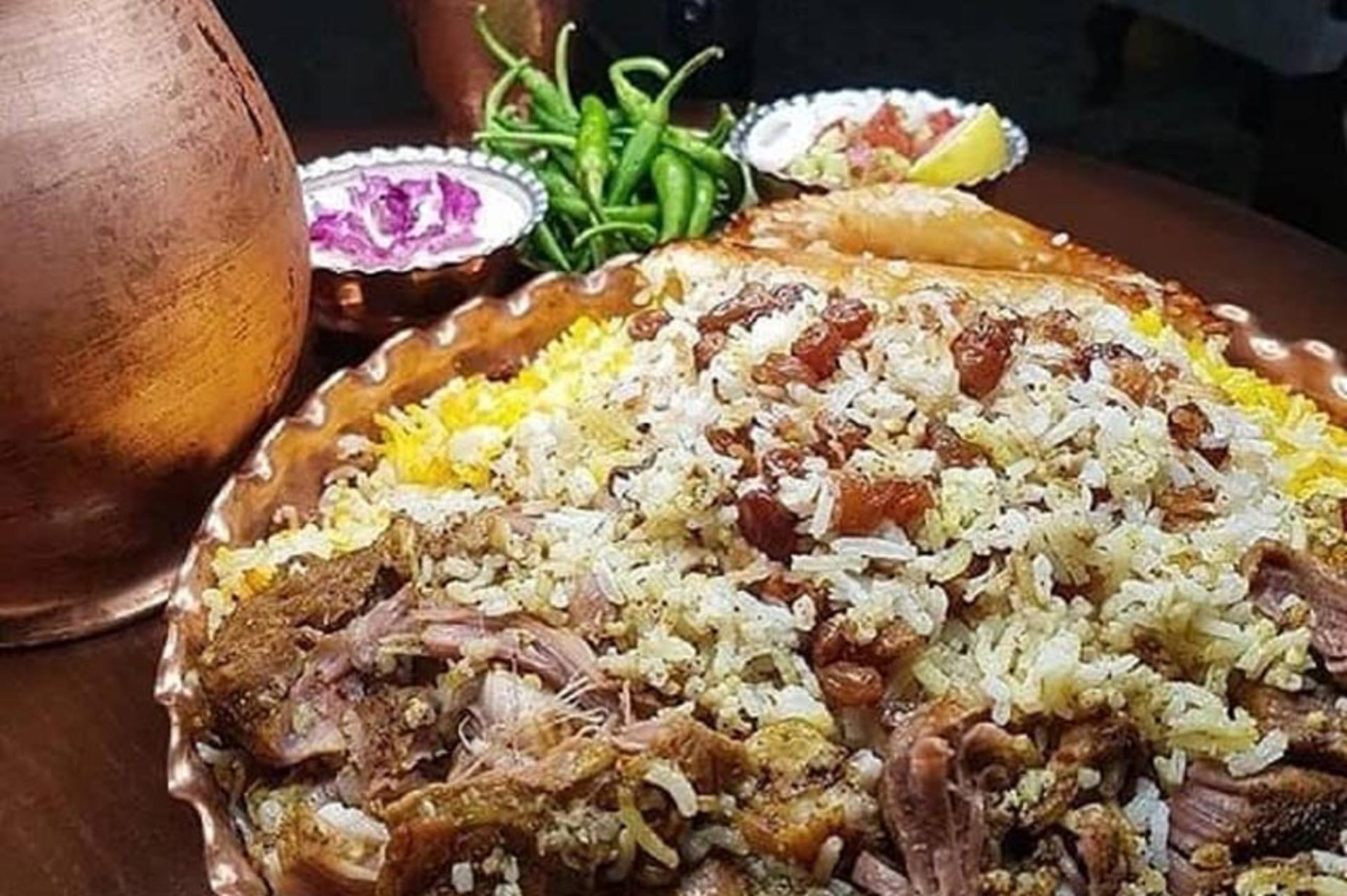 ته چین گرمساری با ماست و فلفل سبز؛ منبع عکس: وب‌ سایت topnaz.com؛ عکاس: نامشخص